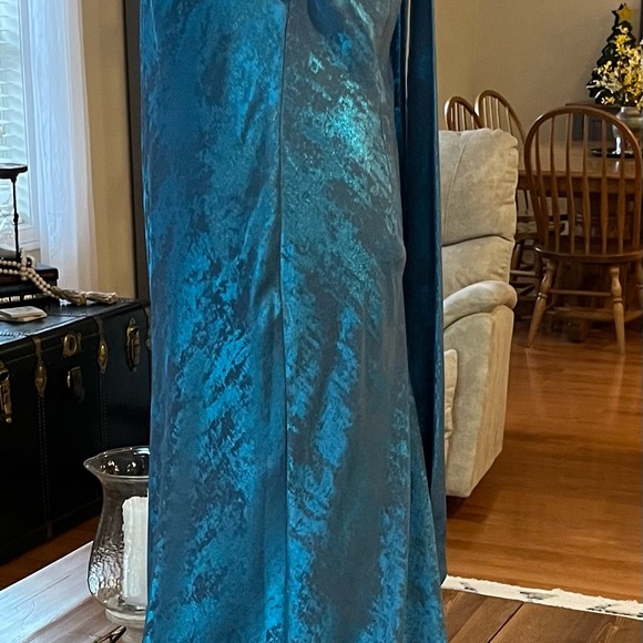 Size 10 stunning gown by Aidan Maytox - Picture 3 of 10
